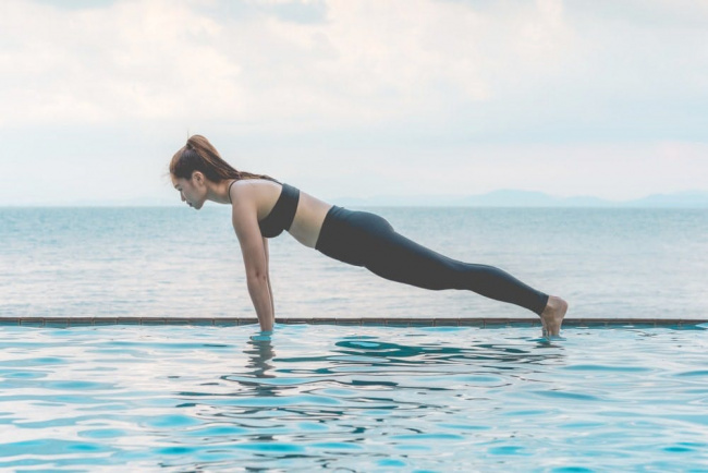 thư giãn cơ thể với tư thế con cá sấu trong yoga (low plank pose)