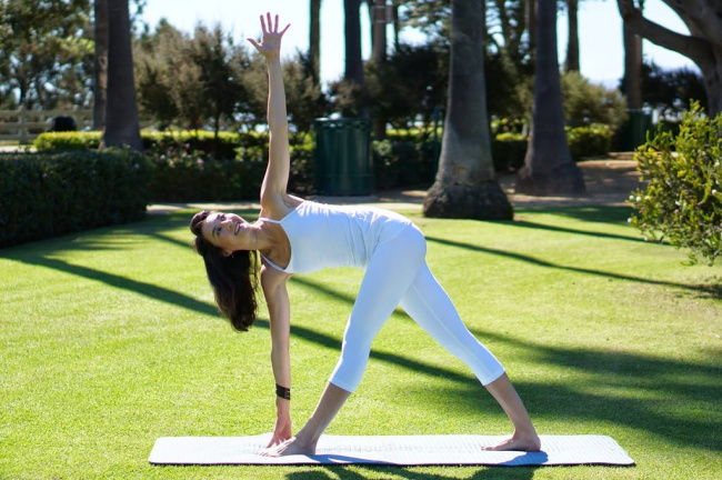 10 tư thế yoga đứng giúp tăng sức mạnh và sự dẻo dai