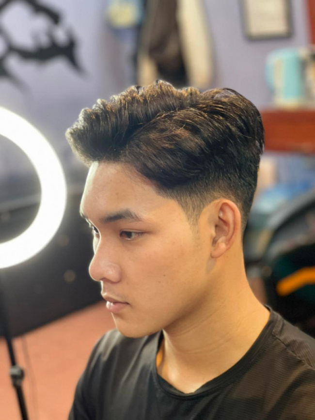 ALONGWALKER cắt tóc nam Quảng Ngãi là một trong những thương hiệu tiên phong trong việc đưa các xu hướng cắt tóc mới và sáng tạo nhất đến cho các quý ông tại Quảng Ngãi. Với không gian sang trọng, vô cùng chuyên nghiệp, bạn sẽ được trải nghiệm không gian làm tóc đẳng cấp và độc đáo nhất.