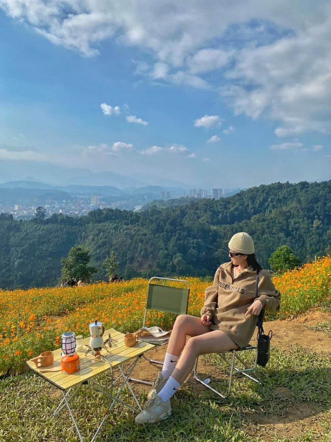 lao cai backpacking, picnic, wind hill picnic area, change the wind for a day at the picnic area of ​​wind hill with a view of the whole city of lao cai 