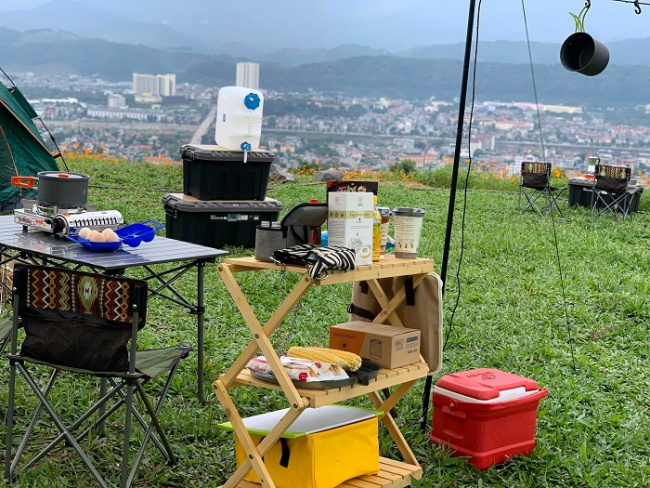 lao cai backpacking, picnic, wind hill picnic area, change the wind for a day at the picnic area of ​​wind hill with a view of the whole city of lao cai 