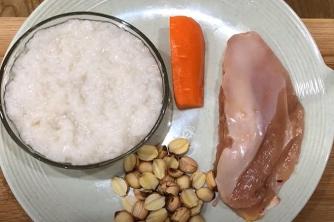 Cách nấu cháo gà cho bé ngon nhất với hạt sen và cà rốt