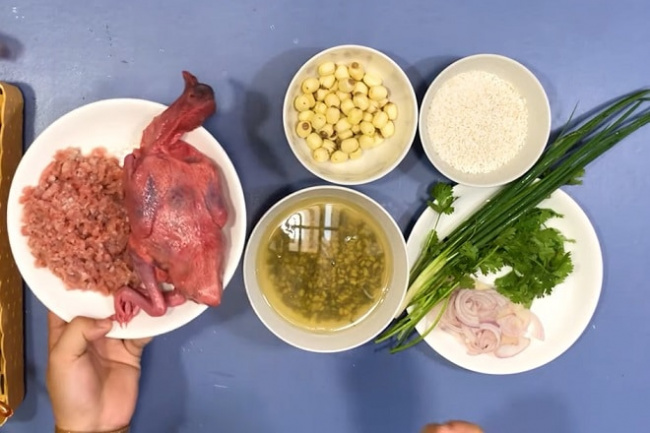 Cách nấu cháo chim bồ câu hạt sen bổ dưỡng cho cả gia đình