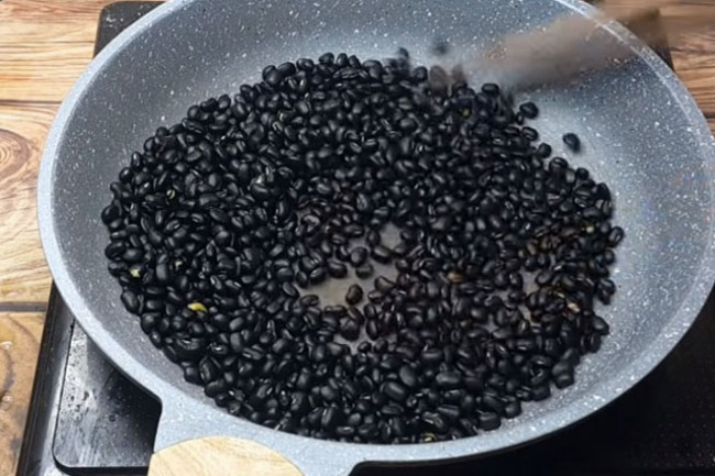 cách nấu chè đậu đen mau mềm, thơm ngon cực dễ