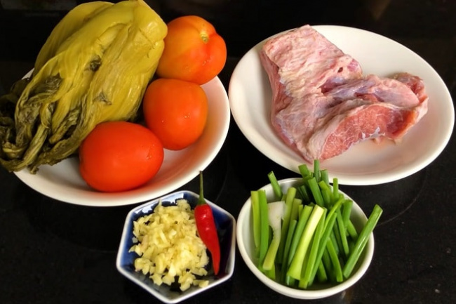 cách nấu canh chua thịt bò với khế và dưa chua ngon nhất