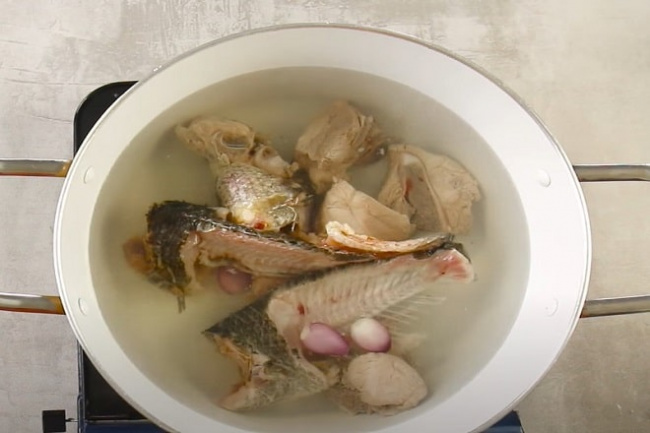 cách nấu bún cá rô đồng với nước hầm xương heo để bán