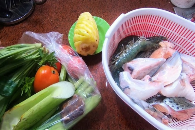 2 cách nấu canh chua đầu cá hồi ngon nhất cho bữa cơm gia đình