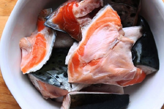 2 cách nấu canh chua đầu cá hồi ngon nhất cho bữa cơm gia đình