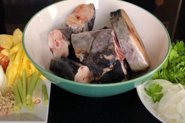 Cách nấu bún cá thu Đà Nẵng đơn giản với thơm, cà chua và hành tây