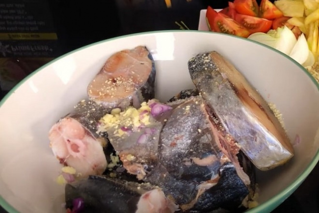 cách nấu bún cá thu đà nẵng đơn giản với thơm, cà chua và hành tây