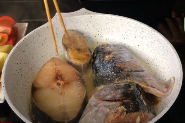 cách nấu bún cá thu đà nẵng đơn giản với thơm, cà chua và hành tây