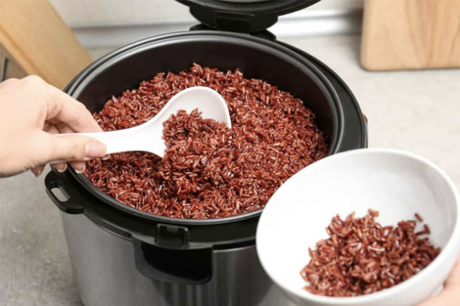 khám phá cách nấu gạo lứt bằng nồi cơm điện mềm ngon không mất chất