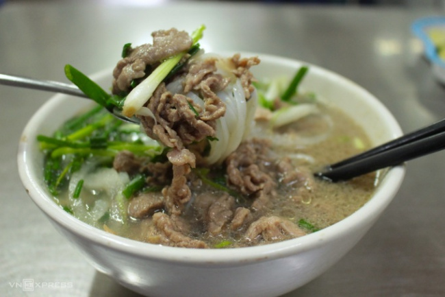 ho chi minh city tourism, noodle soup, saigon restaurant, vietnamese cuisine, pho restaurant for more than 20 years without vegetables, prices in saigon