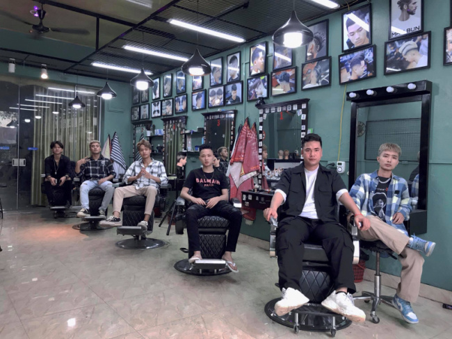 Muốn trải nghiệm dịch vụ cắt tóc nam chất lượng cao ở Bắc Ninh? Hãy ghé thăm ALONGWALKER! Với đội ngũ thợ lành nghề và kinh nghiệm, chúng tôi luôn đảm bảo mang đến cho bạn một kiểu tóc nam đẹp và phù hợp với phong cách của bạn.