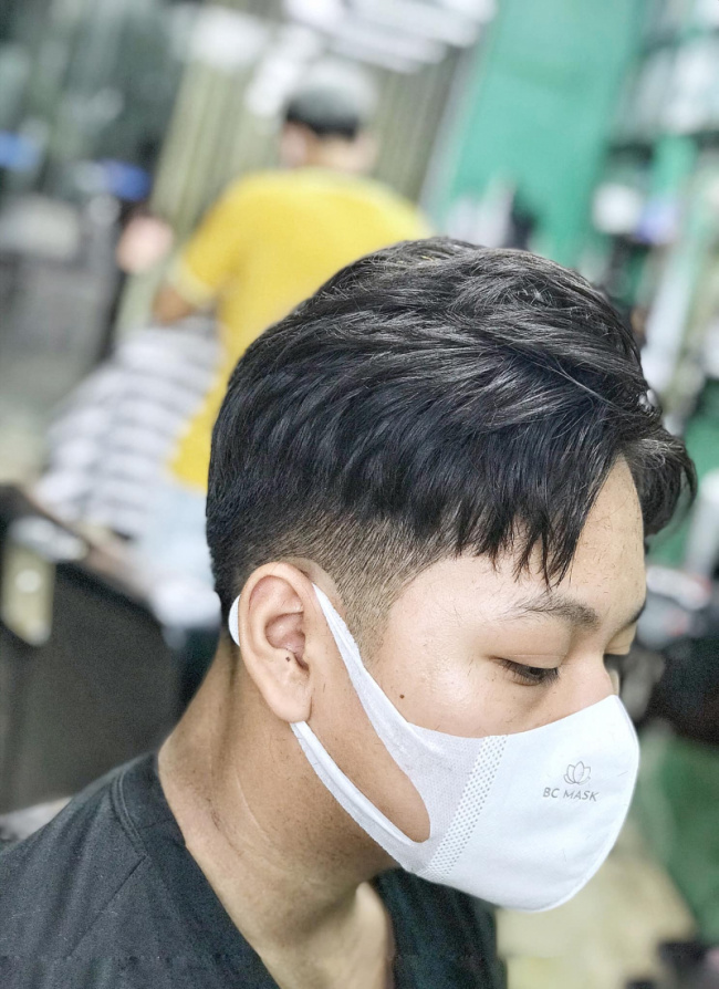 Ghé vào tiệm cắt tóc nam Bắc Ninh để thay đổi phong cách của mình. Với nhân viên có kinh nghiệm và dụng cụ hiện đại, bạn sẽ tận hưởng một trải nghiệm cắt tóc tuyệt vời. Đừng bỏ lỡ cơ hội để có một kiểu tóc trẻ trung và cá tính.