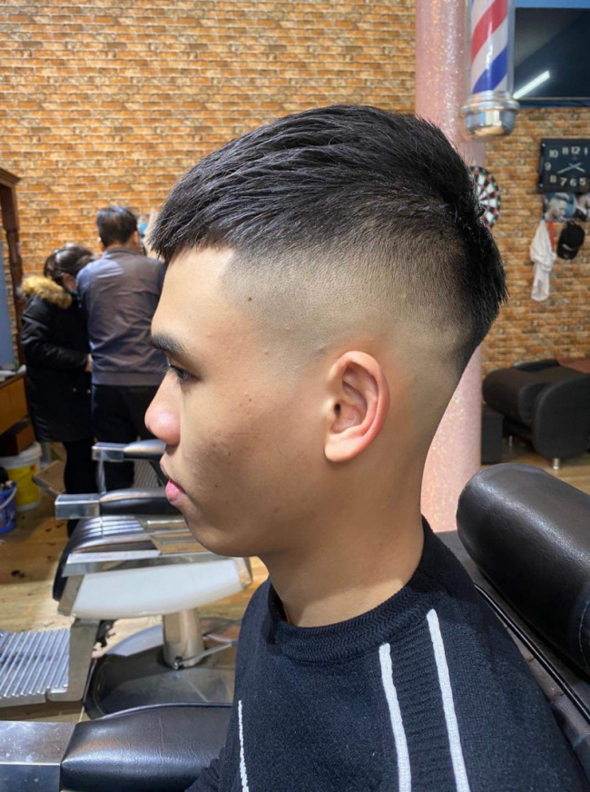 ALONGWALKER - tiệm cắt tóc nam đẹp nhất Bắc Ninh mang đến cho bạn trải nghiệm tuyệt vời với những kiểu tóc thời trang và sành điệu. Với không gian sang trọng và nhân viên tận tâm, bạn sẽ thoải mái và tự tin hơn với mái tóc mới.