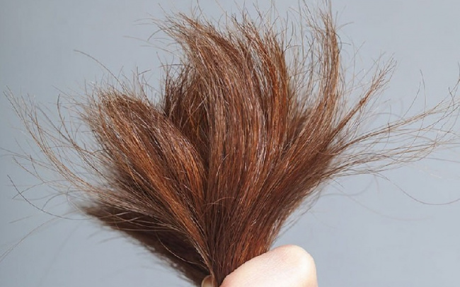 Tóc khô xơ nên nhuộm màu gì để trông bóng mượt hơn?