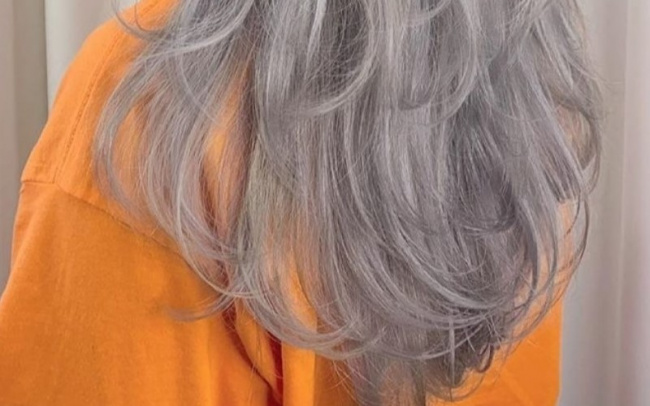 Bạn muốn sở hữu mái tóc đầy phong cách với màu khói thật thu hút? Hãy xem ngay hình ảnh pha thuốc nhuộm tóc màu khói độc đáo này để biết cách thức hoàn hảo nhất để tự tay trang điểm cho mái tóc của mình.