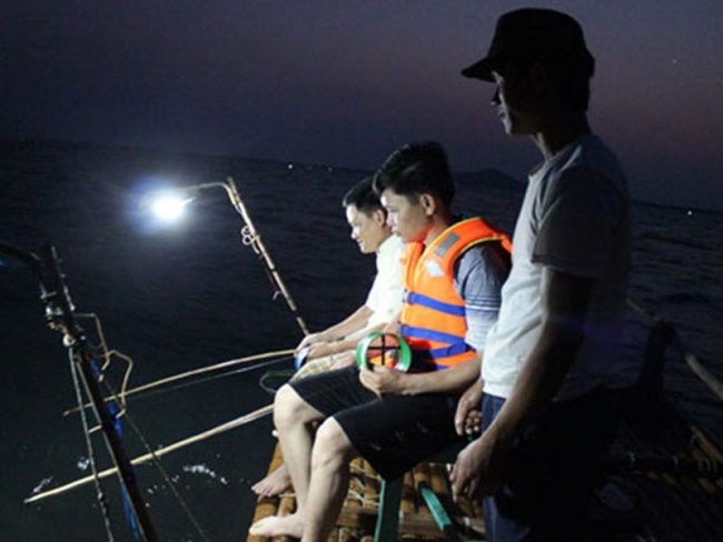trải nghiệm thú vị với các tour du lịch câu mực đêm trên biển mũi né