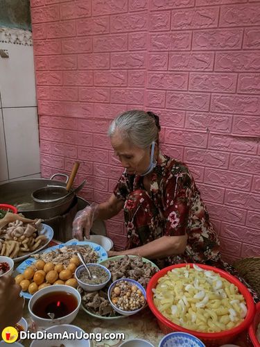 Nổi tiếng khắp Sài Gòn - MÌ KHÔ TRỨNG NON ông bà Tị vẫn giữ vững phong độ hơn 30 năm