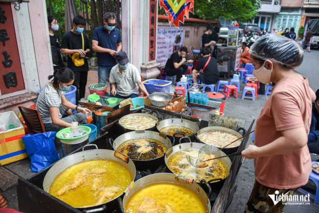 Bánh rán vỉa hè hút khách nhất Hà Nội, xếp hàng dài vẫn chờ mua