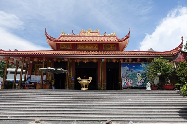 ghé thăm thiền viện đông lai – chùa bánh xèo độc đáo ở vùng bảy núi an giang
