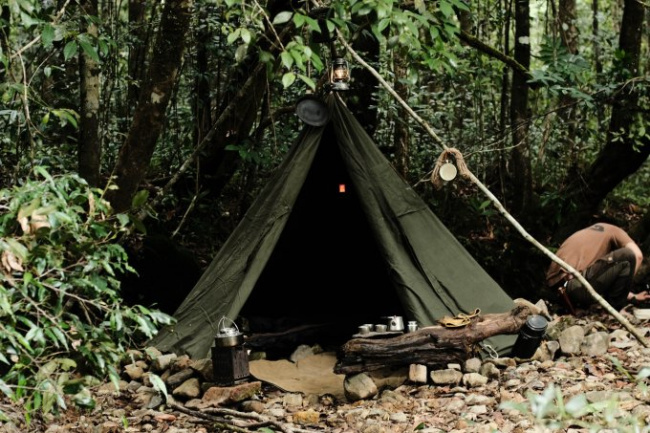 phiêu lưu cắm trại hoang dã giữa rừng