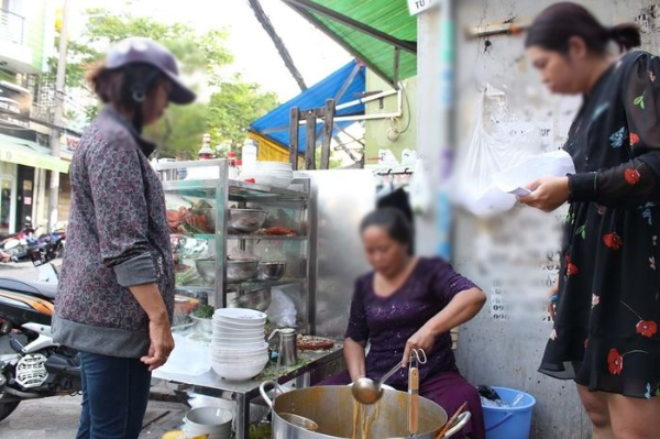 Bánh canh cua Sài Gòn có hẳn tô 1 triệu, CĐM: “Mua 1kg về làm 5 món”
