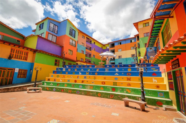 Thị trấn “thần tiên” nhiều màu sắc sặc sỡ nhất thế giới