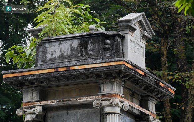 khám phá ngôi mộ bí ẩn hơn 100 năm tuổi ở đài phun nước ‘con cóc’ bên hồ gươm