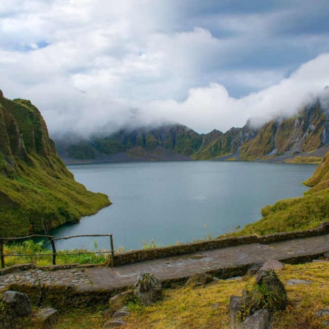 hồ pinatubo philippines nằm trên miệng núi lửa đẹp thế này, bảo sao dân tình không tìm đến