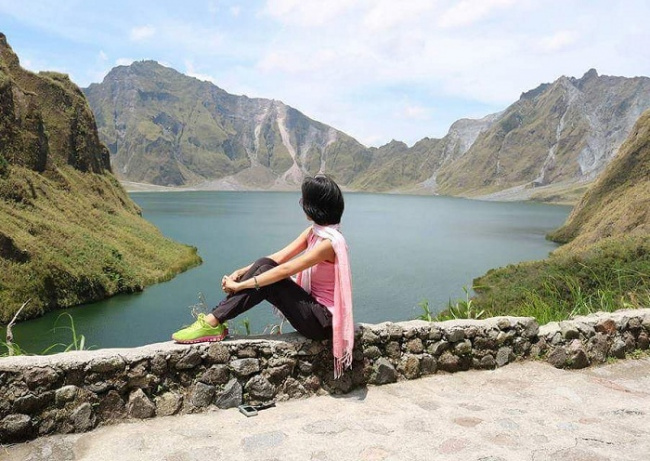 hồ pinatubo philippines nằm trên miệng núi lửa đẹp thế này, bảo sao dân tình không tìm đến