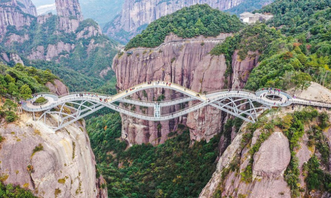 cầu uốn lượn giữa 2 vách núi cao 140 mét ở trung quốc gây “bão” mạng xã hội