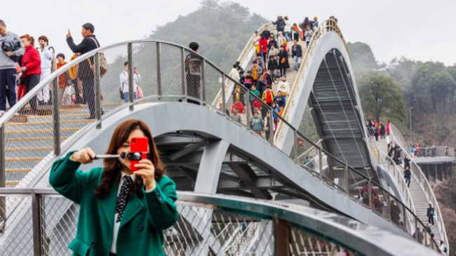 cầu uốn lượn giữa 2 vách núi cao 140 mét ở trung quốc gây “bão” mạng xã hội