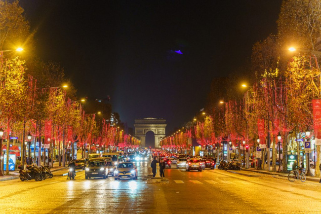 Paris rực rỡ sắc màu đón Giáng sinh