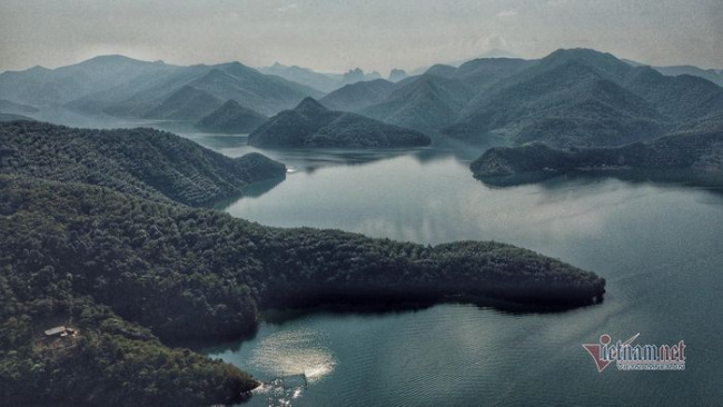 Ngắm ‘Vịnh Hạ Long’ của núi rừng Tây Bắc đẹp mê hoặc giữa lòng hồ Lai Châu