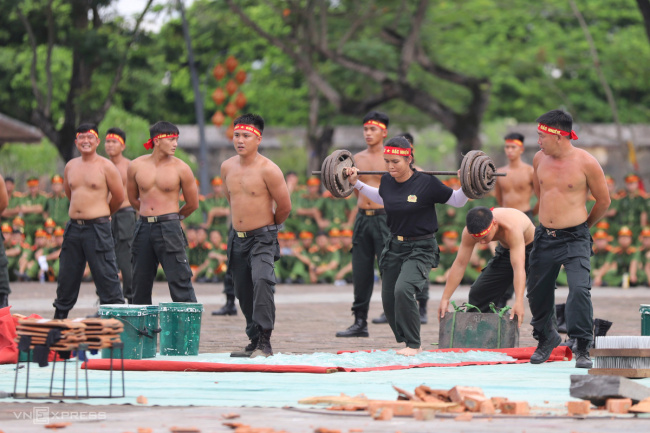 mobile police, shoots, police fight martial arts, shoot guns in front of ngo mon
