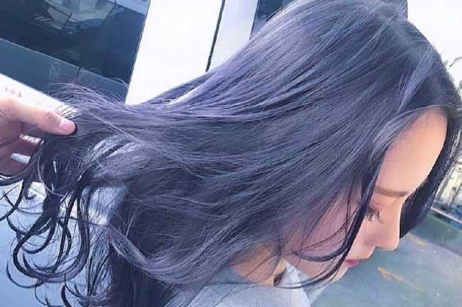 Tóc màu xanh đen là một lựa chọn độc đáo và cá tính cho những cô nàng yêu thích sự khác biệt. Hãy đón nhận cảm giác mới lạ và táo bạo khi trải nghiệm kiểu tóc này.