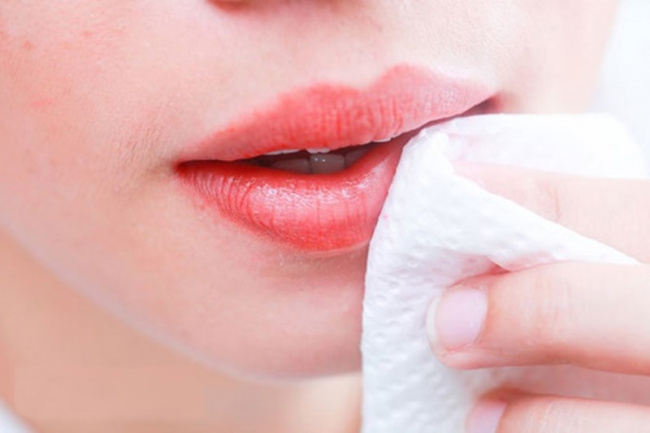 làm đẹp, giải đáp: phun xăm môi có đánh răng được không?