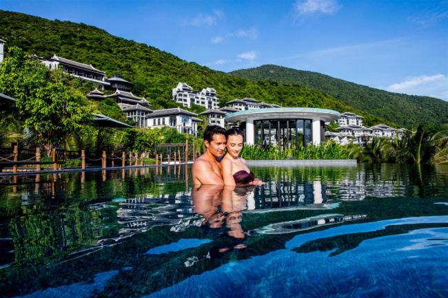 beautiful resorts and hotels in vietnam, luxury swimming pool. luxury resort, nice swimming pool, pool, summer travel 2022, summer vacation, top 10 most beautiful luxury swimming pools in vietnam