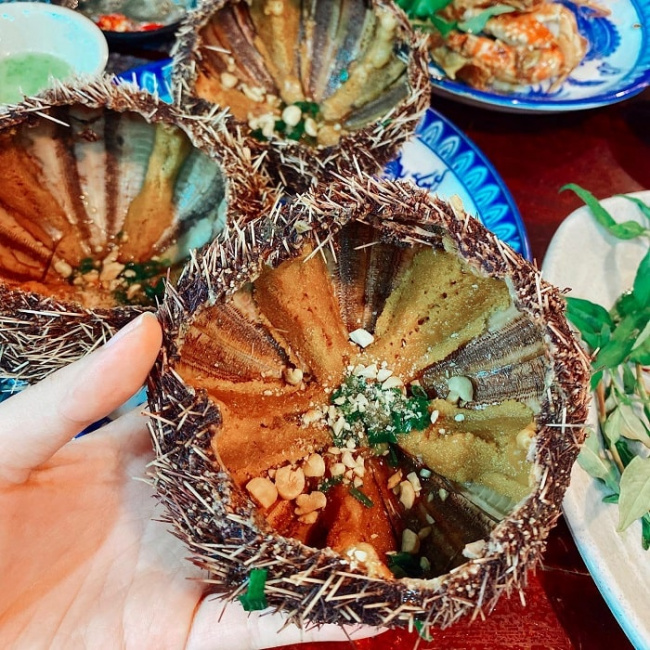 delicious restaurant, nha trang cuisine, nha trang grilled spring rolls, seafood restaurant, delicious seafood restaurants in nha trang attract customers