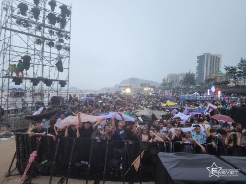 đại nhạc hội edm vũng tàu ngay lúc này: mưa đã tạnh, dòng người chen chúc “quẩy hết mình”