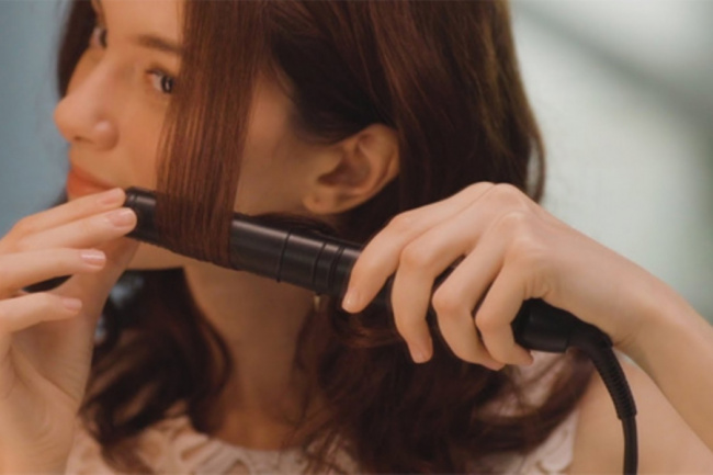 Để giữ cho mái tóc duỗi thẳng và mượt suốt cả ngày, bạn có thể gội đầu sau khi duỗi tóc khoảng 1 đến 2 giờ. Điều kiện quan trọng là phải sử dụng sản phẩm chăm sóc tóc đúng cách và đảm bảo tóc hoàn toàn khô trước khi gội đầu.