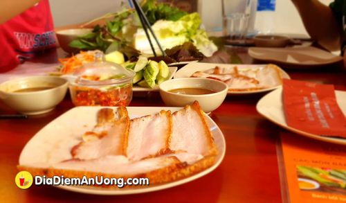 Địa chỉ bánh tráng cuốn thịt heo ngon đúng điệu ở Sài Gòn