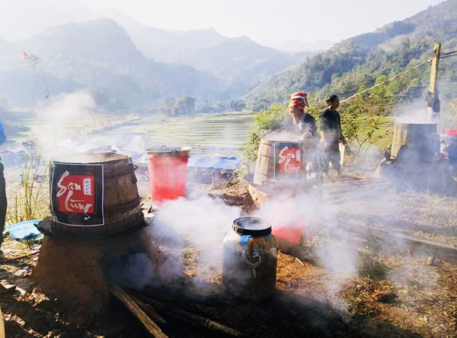 Tìm hiểu quy trình chưng cất rượu thóc của người Dao đỏ  (Bát Xát – Lào Cai)