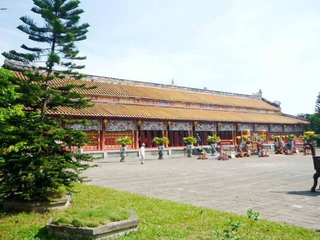 to mieu temple complex in hue city
