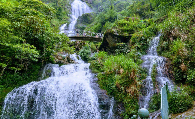 the majestic thac bac waterfall - highlight of sapa tourism