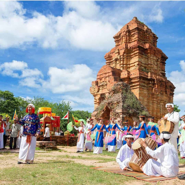 top 10 traditional festivals in vietnam that travelers should not miss
