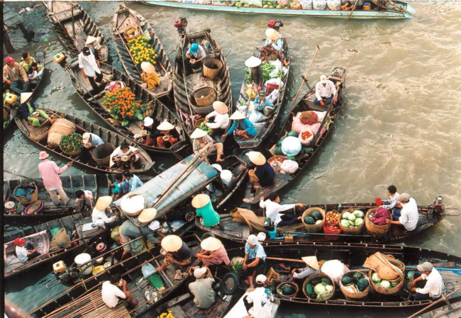 cai rang floating market in can tho, vietnam