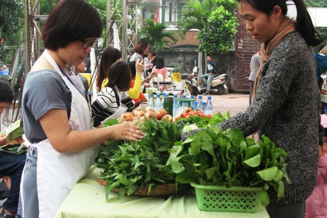 tay ho weekend market: a special kind of market for expatriates in hanoi